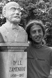 Харис Субашич у бюста Людовика Заменгофа